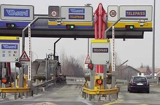 Evita il pedaggio al casello sull'A26 con un trucchetto per 34 volte: automobilista condannato