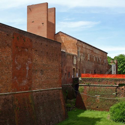 Novara, cade nel fossato del castello e passa la notte all’addiaccio