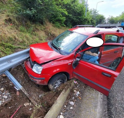 Conducente 38enne perde il controllo dell’auto lungo la Boffalora Malpensa e si schianta contro il guard rail