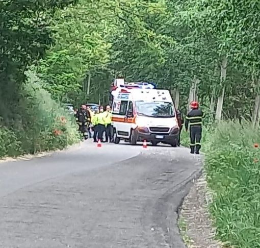 Moto fuori strada a Casterno, lungo la via che porta a Cascinazza: 42enne perde la vita