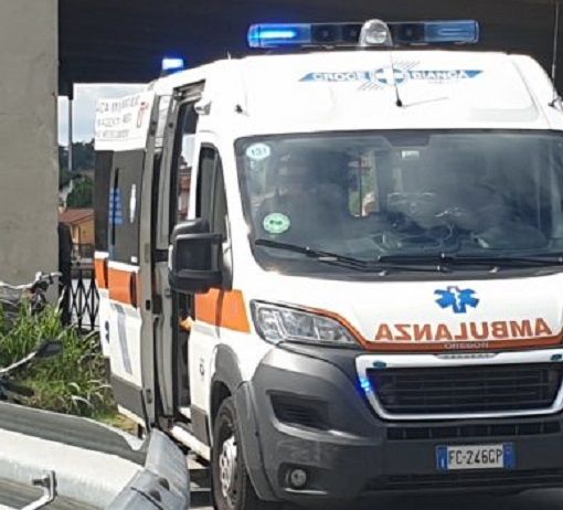 Bernate Ticino: ciclista perde il controllo della mountain bike in discesa e sfonda la vetrina del bar, due feriti