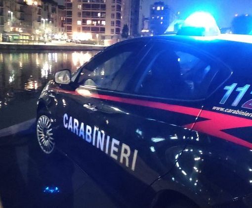 Milano: controlli dei Cc in zona movida, 5 denunce; un arresto per ragazza scippata in metro