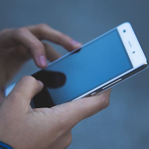 Risparmi: un giovane su tre si affida ai social per investire