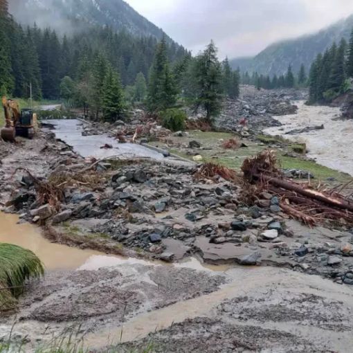 Cogne, in 350 per recuperare le auto dopo l’alluvione