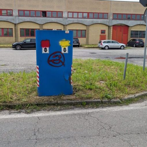 Corbetta: pasticciate le colonnine dissuasori di velocità con la vernice