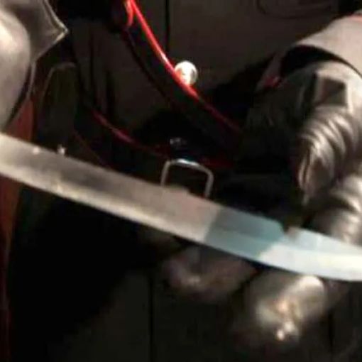 Milano, minaccia di morte i genitori con un coltello