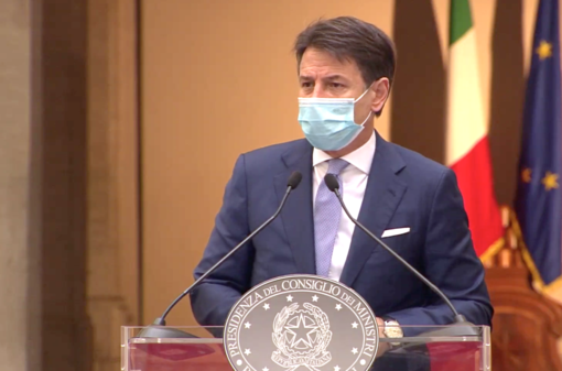 Nel nuovo Dpcm in arrivo stop all'asporto dopo le 18 per i bar: giro di vite contro gli aperitivi improvvisati