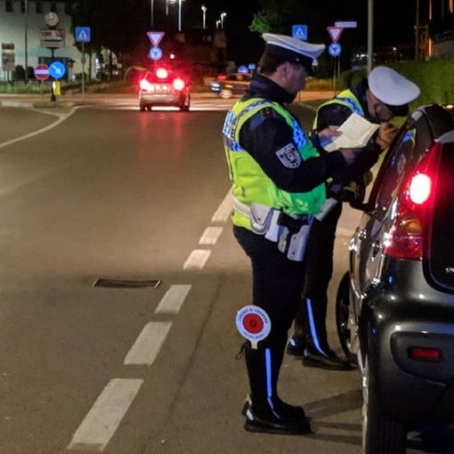 Senza assicurazione e al volante con patente revocata: sanzioni e auto confiscata