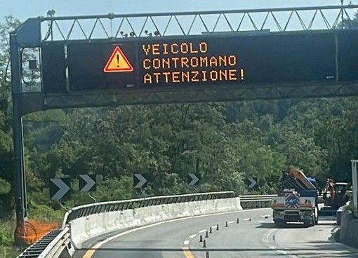 Senza parole - Segnalato un veicolo contromano sull’autostrada Torino-Savona in direzione Liguria