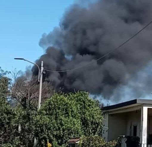Corbetta: deposito materiali in fiamme in via per cascina Beretta, numerosi mezzi dei vigili del fuoco intervenuti