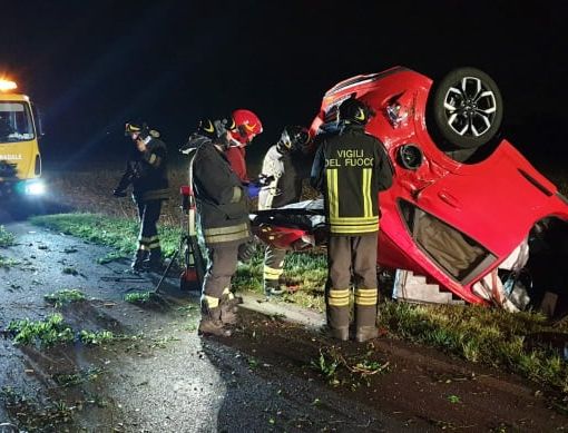 Corbetta: auto ribaltata lungo la strada del fontanile Fagiolo, ferito un ragazzo
