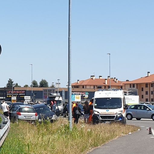 Corbetta: incidente alla rotonda dell’Esselunga, due auto fuori strada
