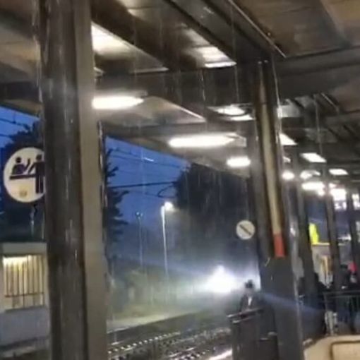 Pioggia battente: disagi ovunque, alla stazione di Corbetta/Santo Stefano nemmeno un riparo adeguato per i pendolari