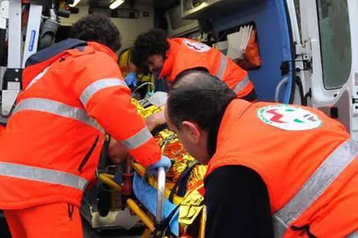 Incidente sul lavoro a Trezzano: grave 30enne schiacciato da macchinario