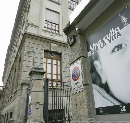 Milano, il bimbo lasciato nella Culla della Vita trova una famiglia