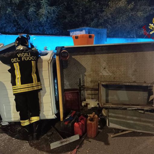 Gambolò: si ribalta con l'autocarro in corso Umberto I, ferito un 71enne