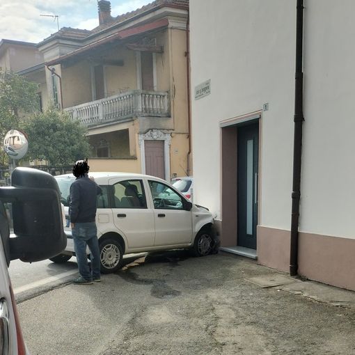 Zeme: tamponamento tra furgone e auto che si schianta contro un muro. 75enne trasportato al Beato Matteo