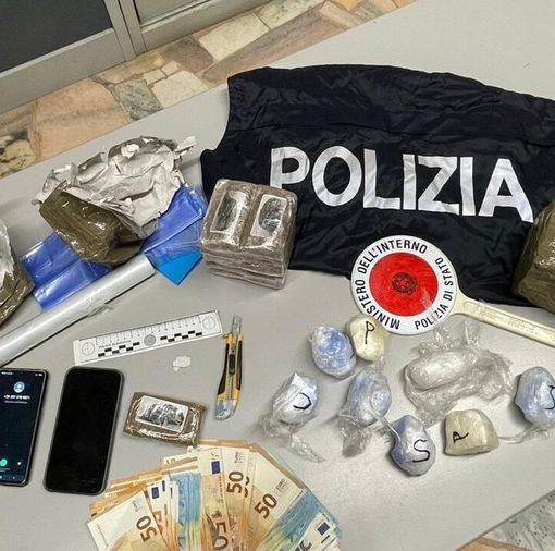 Novarese: arrestato un uomo per spaccio, in casa aveva mezzo chilo di cocaina, 2 chili di hashish e 8mila euro in contanti