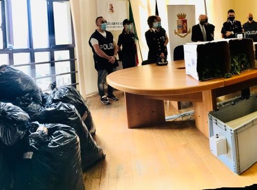 Parte della droga sequestrate e contenuta in sacchi della spazzatura. Le immagini della conferenza stampa in Questura