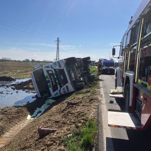 Sant'Angelo: camion che trasporta fanghi si ribalta sulla statale 596