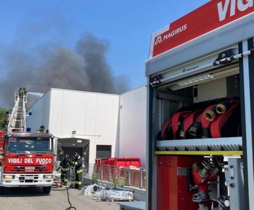 Novara, incendio al Decathlon: nessun ferito