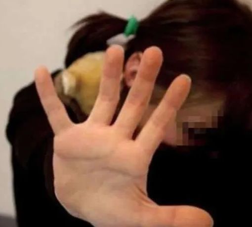 Milano, 26enne fa prostituire la fidanzata minorenne per pagare debiti di droga