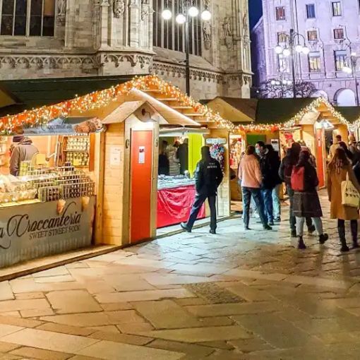 Milano: 78 baite natalizie in legno nella piazza del Duomo