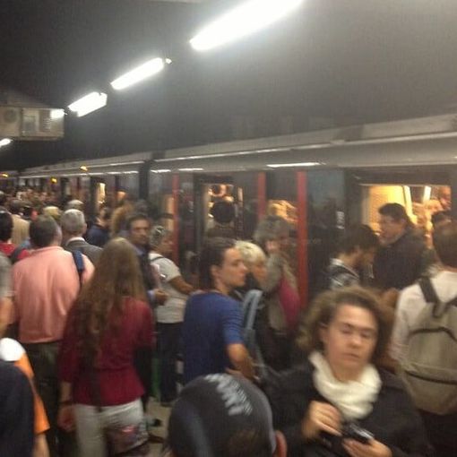 Milano: 14enne tenta di togliersi la vita in metro, soccorsa dai carabinieri