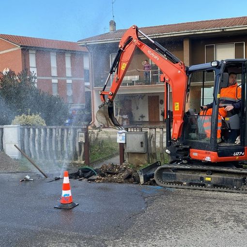 Mede: riparata una perdita d'acqua in viale I Maggio