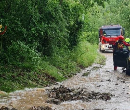 Oltrepò: resta impantanata con l'auto sulla strada allagata, donna soccorsa dai Vigili del fuoco