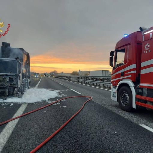 In fiamme un mezzo pesante sull'autostrada Torino-Piacenza, intervengono i vigili del fuoco e traffico in tilt