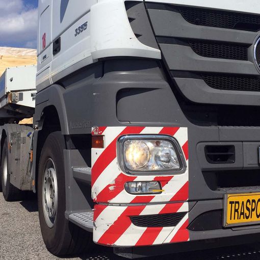 Binasco, pilastro sfonda cabina Tir: autista in codice rosso all’Humanitas