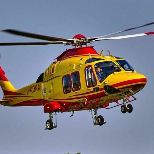 Lacchiarella, incidente sul lavoro: 42enne cade da due metri, elitrasportato al Niguarda in codice rosso
