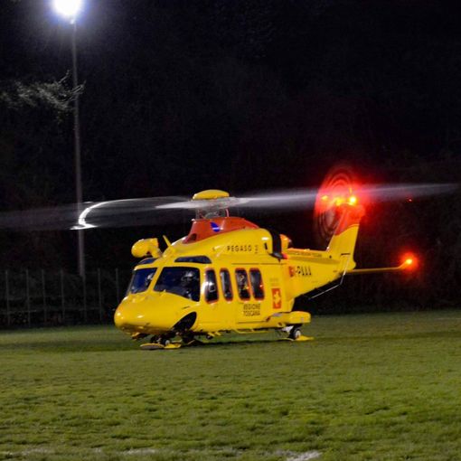 Spaventoso schianto nella notte in Autolaghi ad Albizzate: cinque persone soccorse e un ferito grave