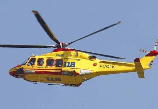 Tragedia sull'autostrada Milano-Genova in uno scontro tra auto, due morti e tre feriti. Un mezzo era contromano