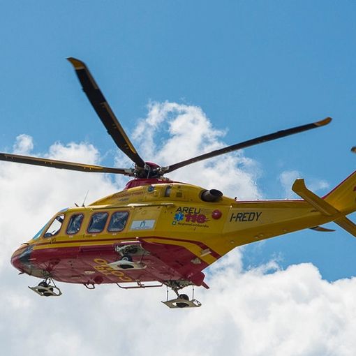Palestro: autocarro urta un pedone in via 26 aprile, 81enne trasportato in elicottero al San Matteo