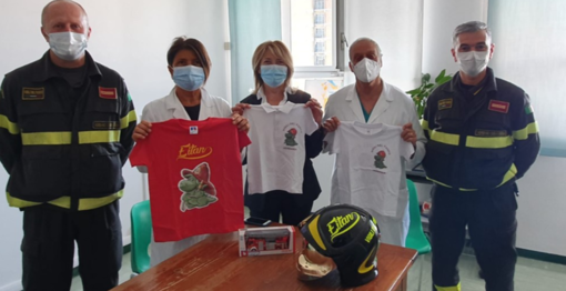 Il pensiero dei vigili del fuoco per il piccolo Eitan: in ospedale un elmo con il suo nome