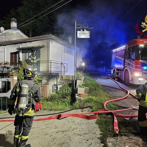 Oltrepò: abitazione divorata dalle fiamme, quattro persone trasportate in ospedale
