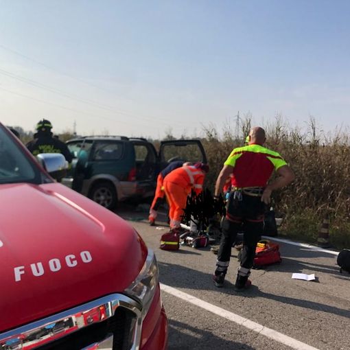 Mortara: scontro tra auto e suv sulla provinciale 211, un ferito soccorso in elicottero