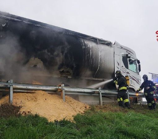 Casteggio-Broni: camion in fiamme sull'autostrada A21, sul posto i Vigili del fuoco