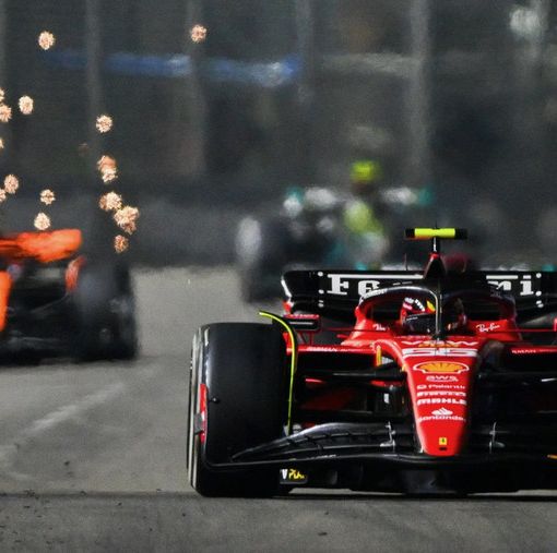 FORMULA 1. Meraviglioso Sainz! Vittoria Ferrari a Singapore