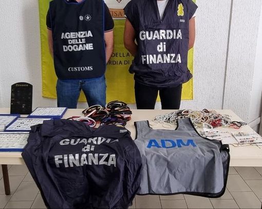 Vercelli, bigiotteria non conforme alle normative di sicurezza: merce sequestrata e ambulante segnalato