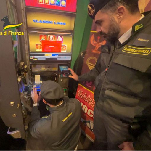 VIDEO. Gestore di slot machine si intasca 700mila euro: denunciato. E scatta il maxi sequestro