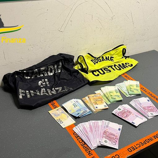 In vacanza con oltre 400mila euro in contanti in valigia: per tre passeggere scoperte a Malpensa scatta il maxisequestro