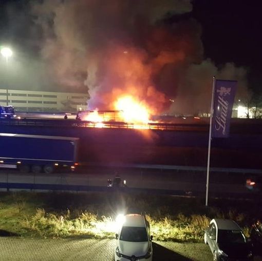 FOTO e VIDEO. Autobus divorato dalle fiamme sull'Autolaghi: soccorsi in azione e A8 chiusa in direzione Varese