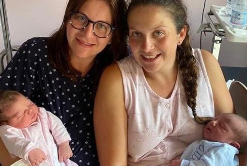 LA STORIA. Francesca e Silvia, sorelle felici: partoriscono a 4 ore di distanza nello stesso ospedale