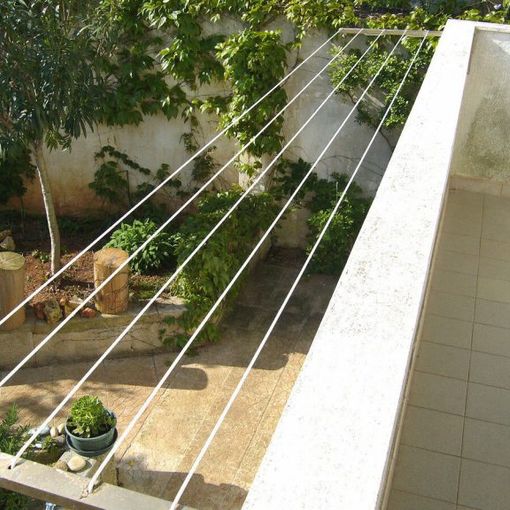 Alessandria, bimbo di 2 anni cade dal balcone: salvato dai fili del bucato