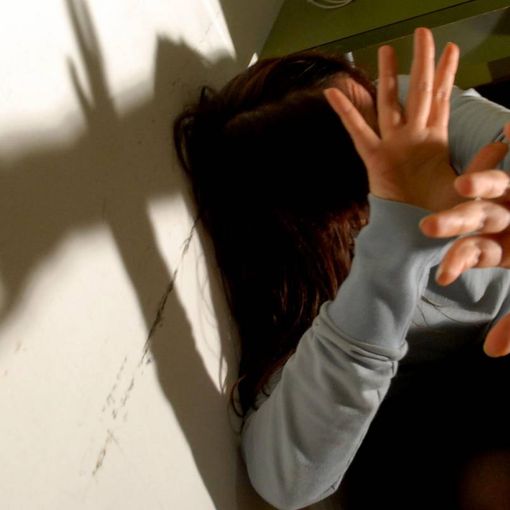 Pavia, picchiavano i figli per i brutti voti a scuola: genitori condannati a risarcire 10mila euro
