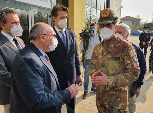 Figliuolo alle Regioni: «Massima flessibilità sulle prenotazioni e sul richiamo nei mesi estivi»