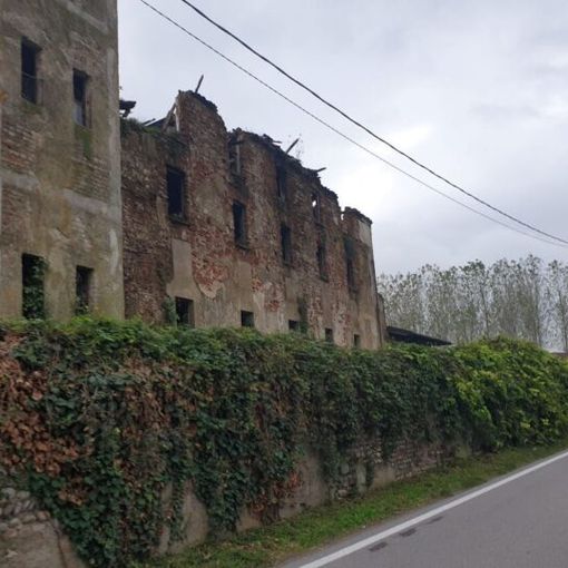 Boffalora sopra Ticino, la vecchia filanda è (da anni) un rudere che rischia di crollare da un momento all’altro